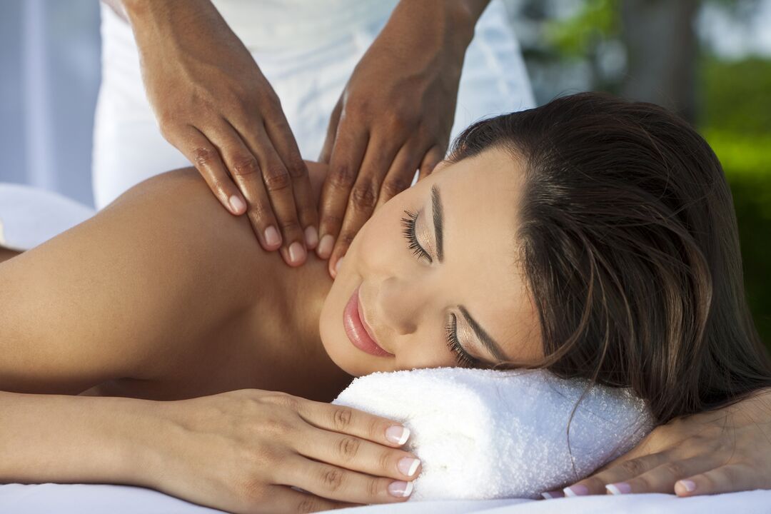 Massage le haghaidh teiripe éifeachtach osteochondrosis an spine cheirbheacsach